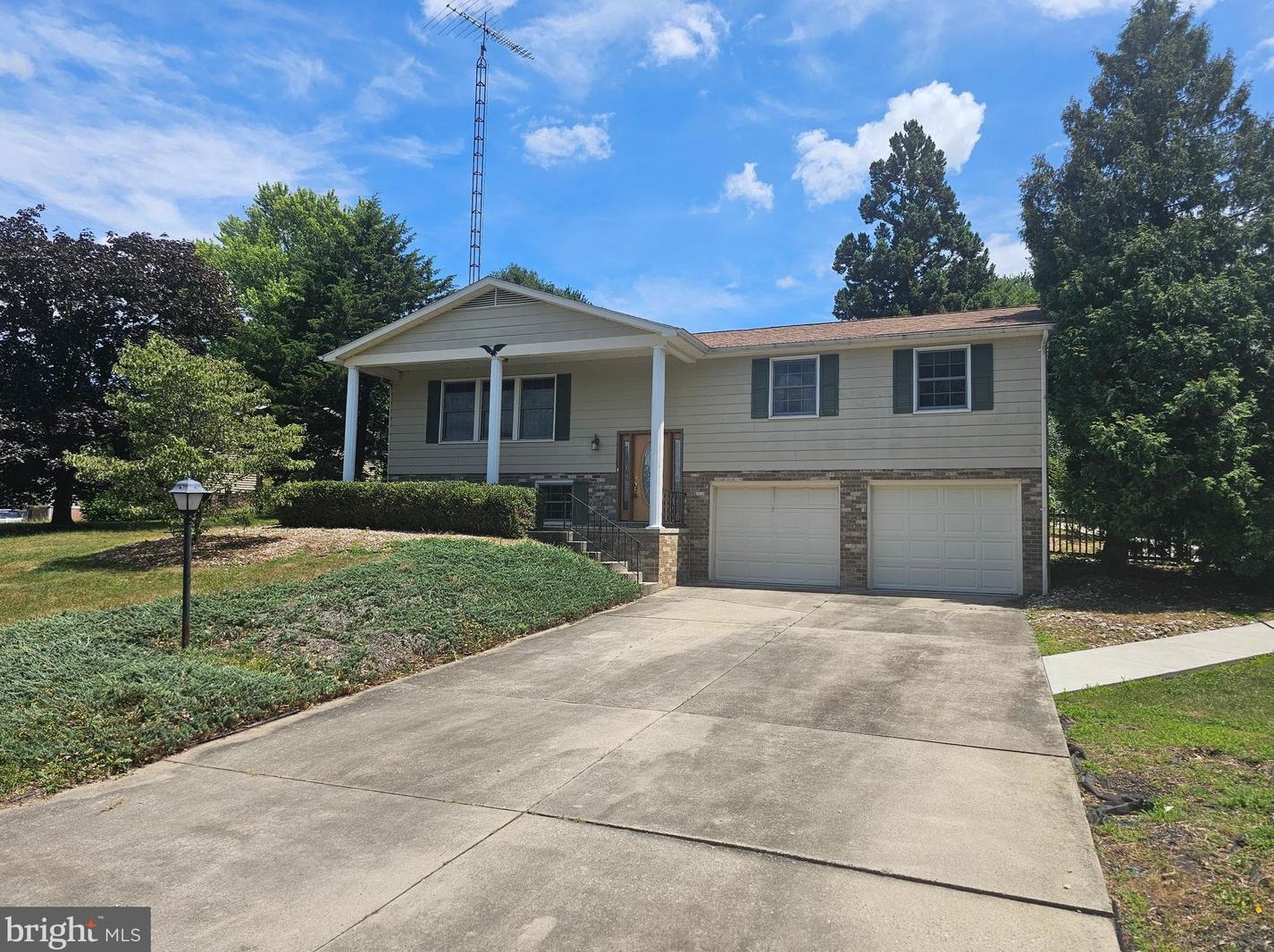 2 Surrey Ct, Chambersburg, PA 17201
