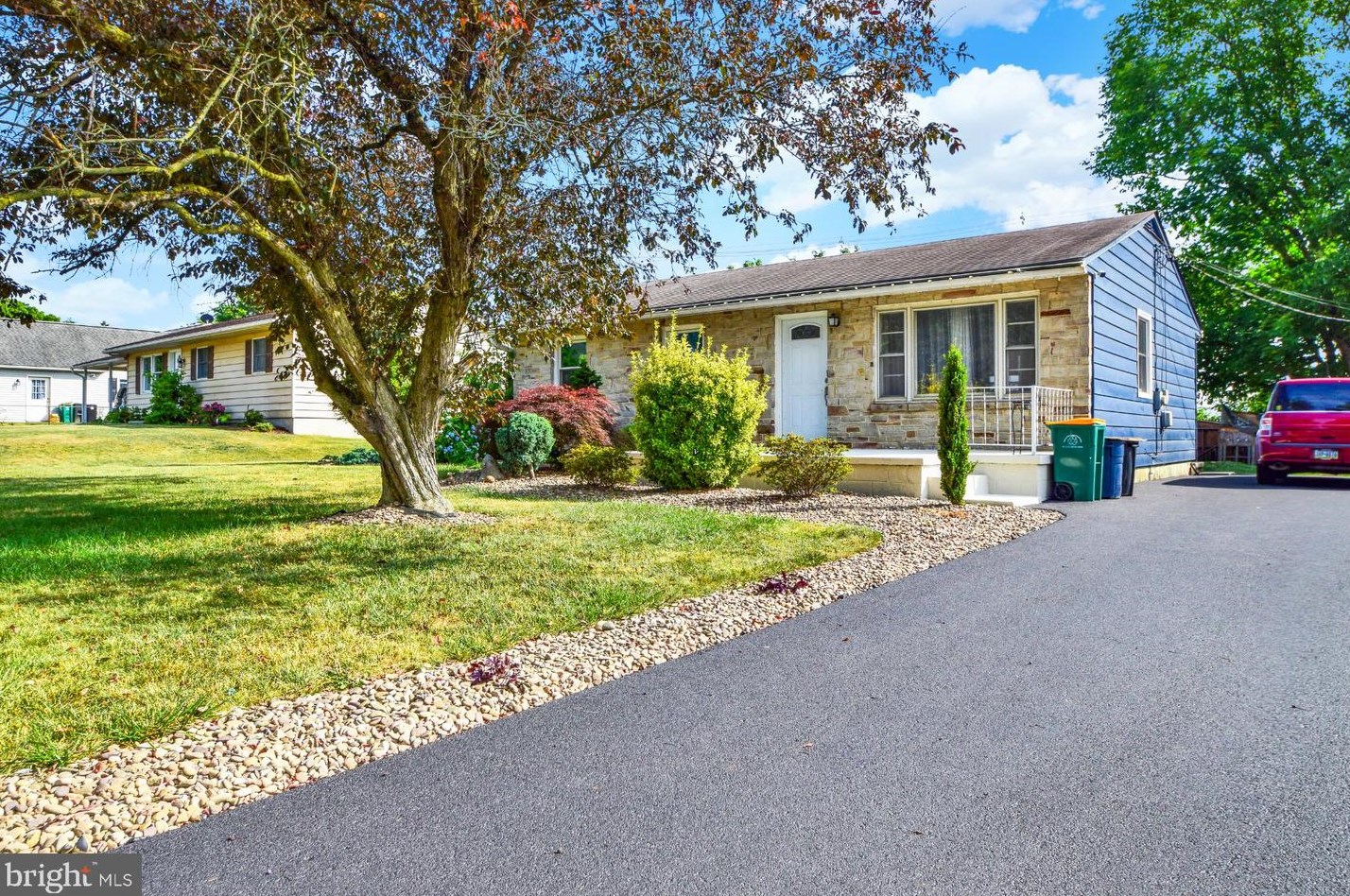 1118 E Brandon Dr, Chambersburg, PA 17201