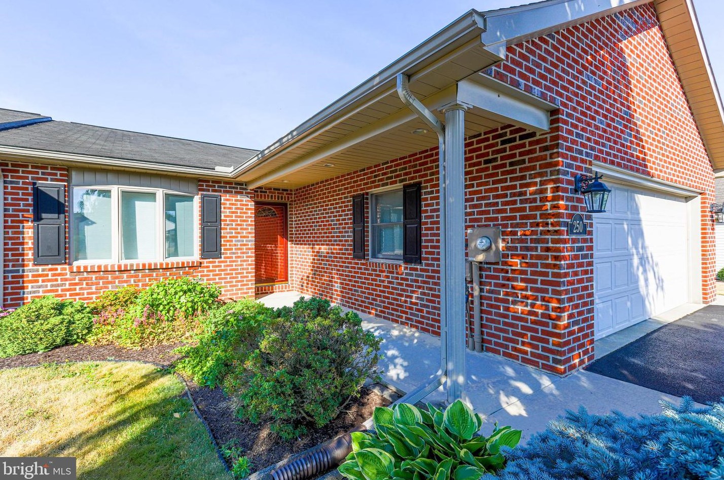 250 Phoenix Dr, Chambersburg, PA 17201-4541