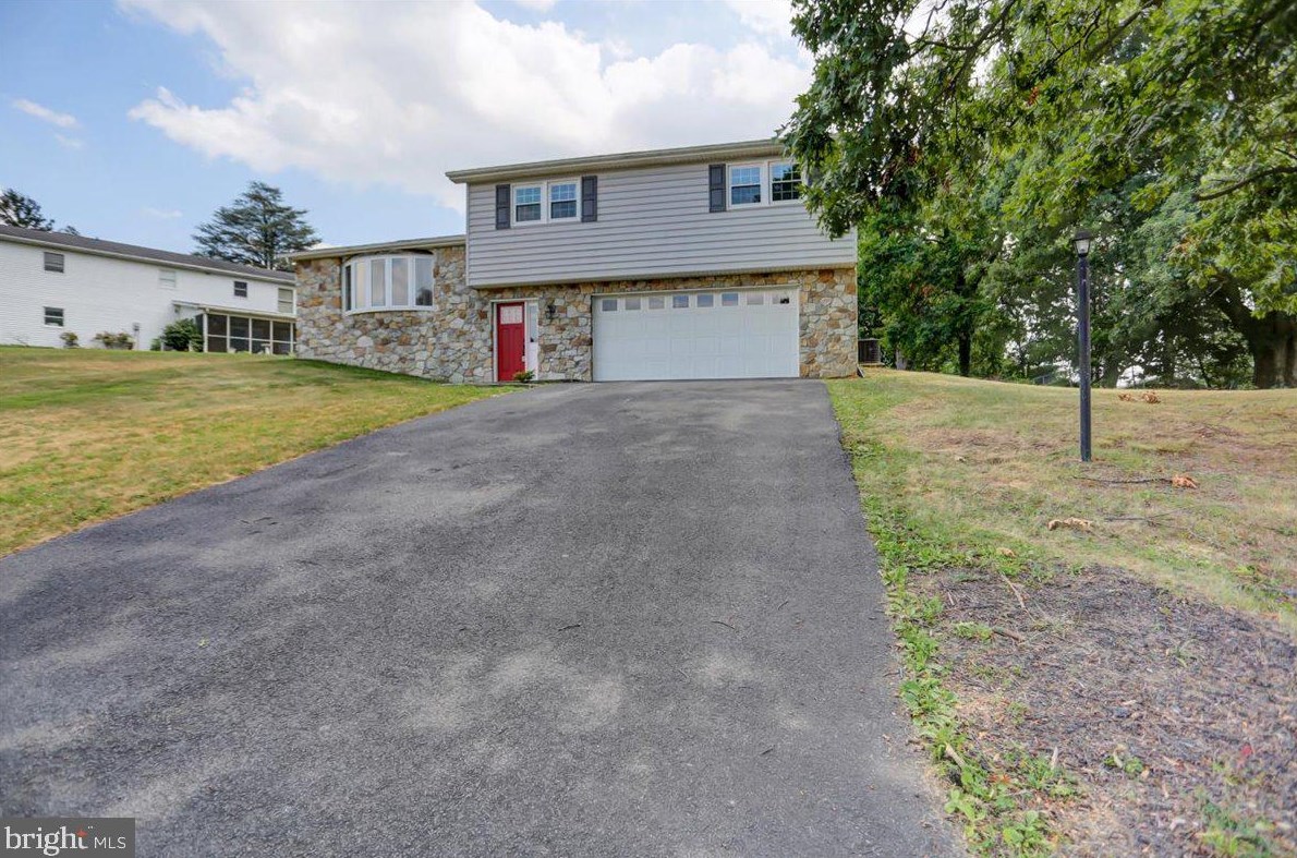 8 Buckingham Dr, Chambersburg, PA 17201