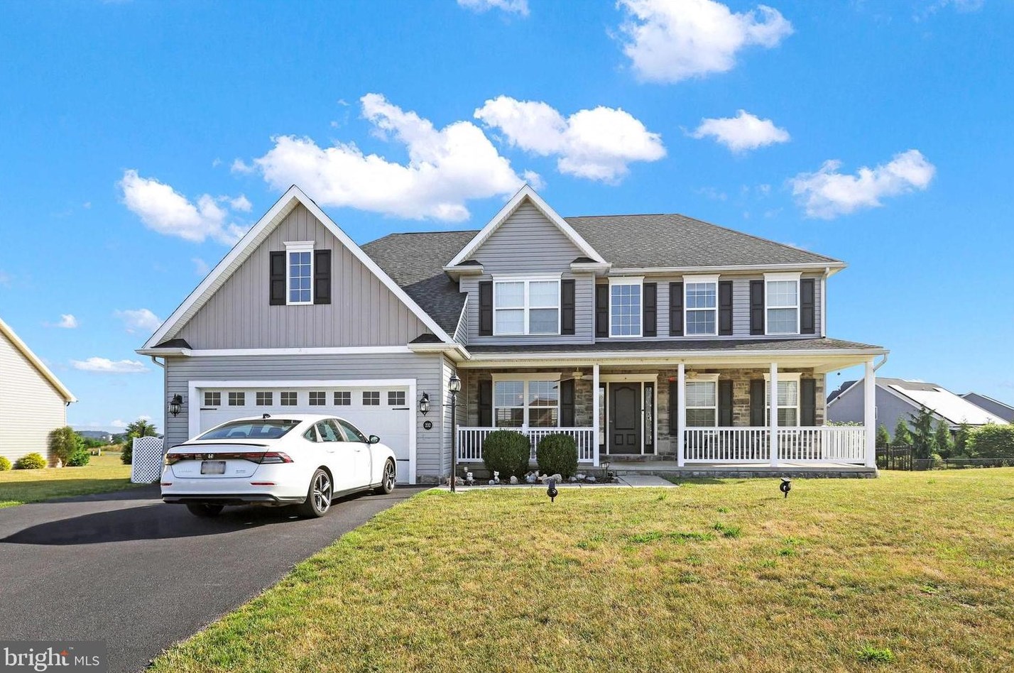 232 Charleston Dr, Chambersburg, PA 17202