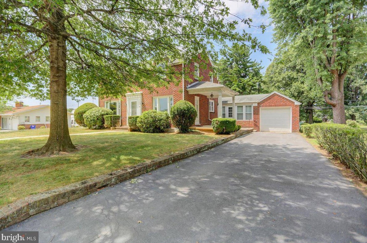 105 Oak Ln, Lees Cross Roads, PA 17257