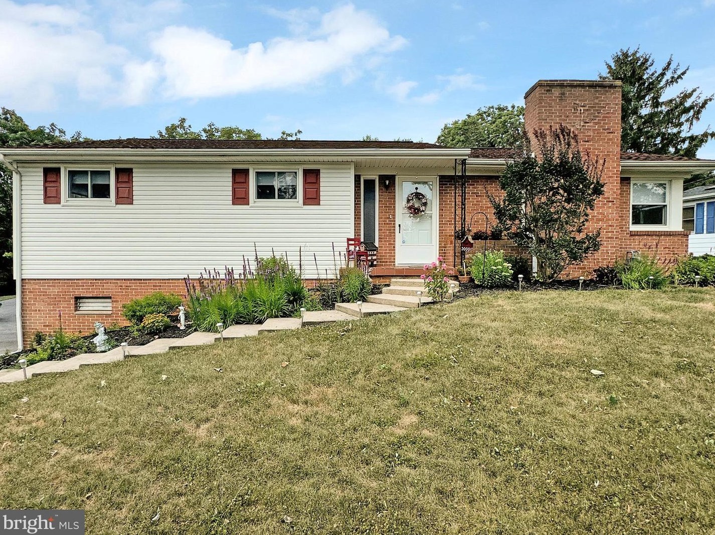 2279 Springfield Dr, Chambersburg, PA 17202
