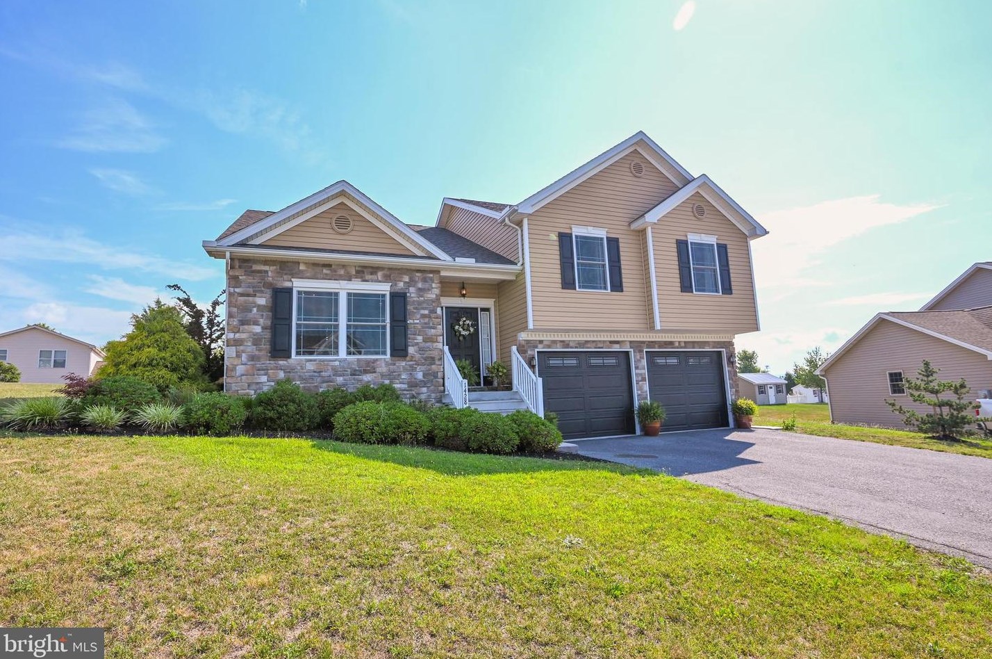 1428 Millennium Dr, Chambersburg, PA 17202