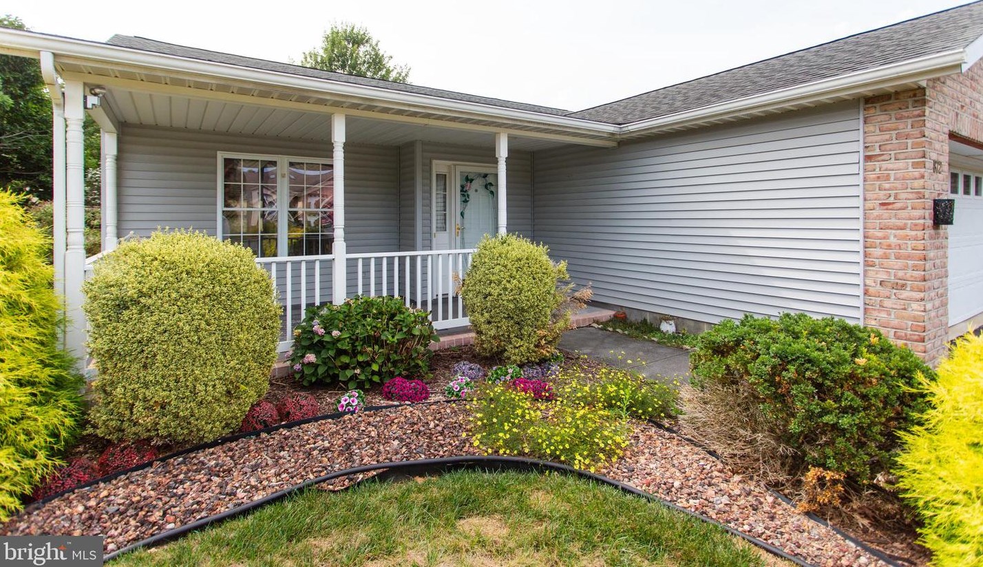 872 Geyer Dr, Chambersburg, PA 17201
