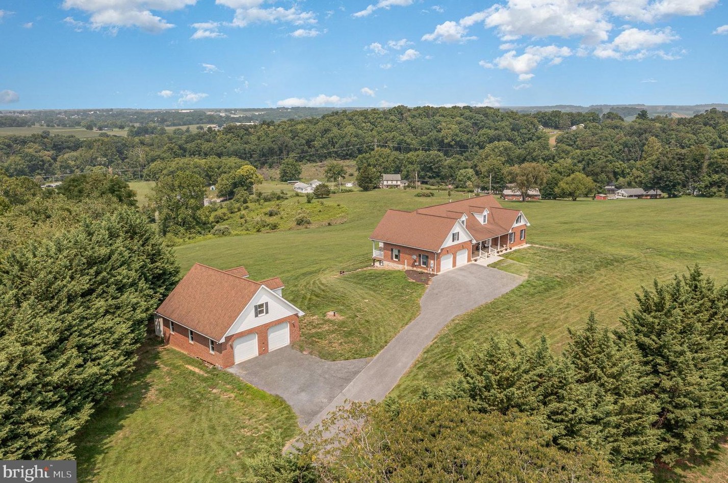 562 8th St, Roadside, PA 17268-2124