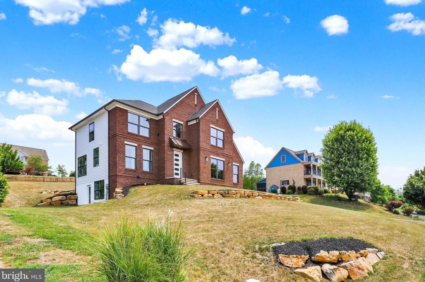 1495 Hearthside Dr, Chambersburg, PA 17202