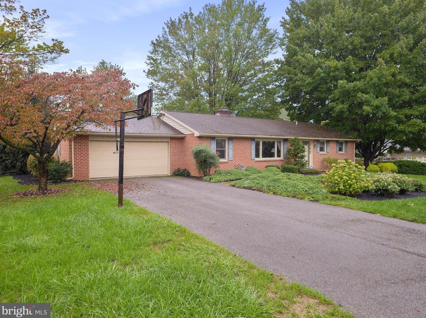 202 Sherwood Dr, Chambersburg, PA 17201