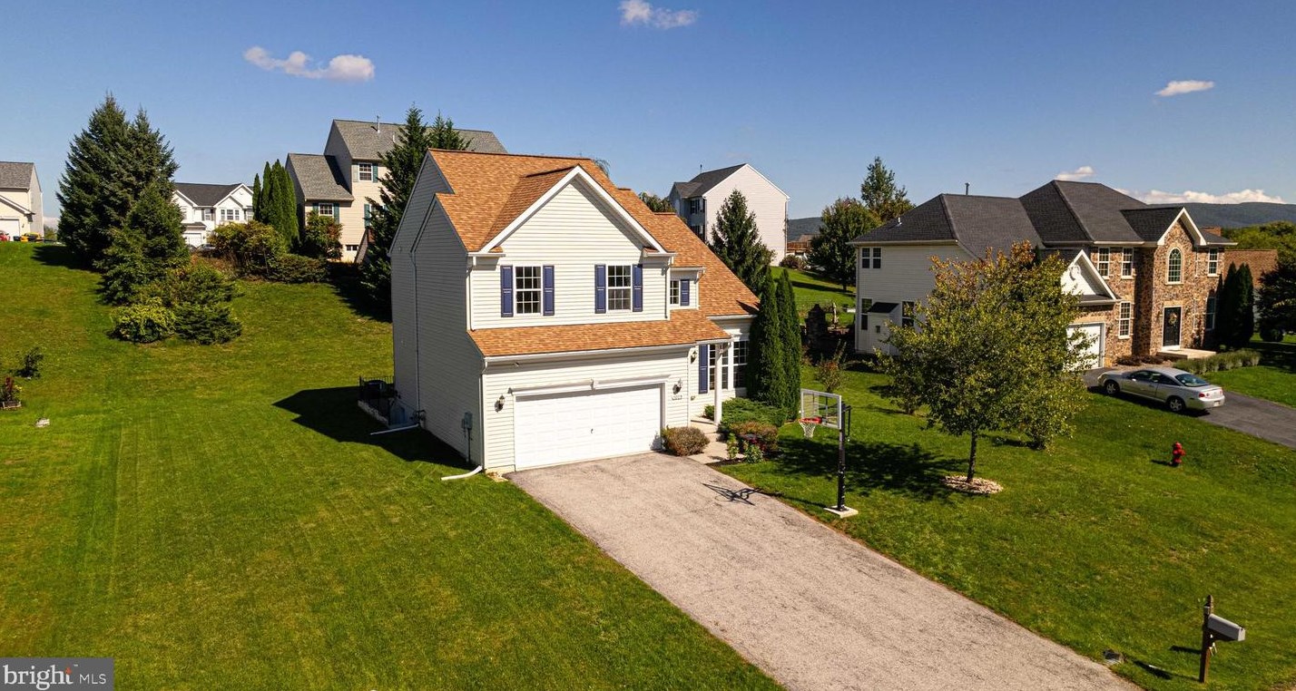 1029 Alandale Dr, Chambersburg, PA 17202
