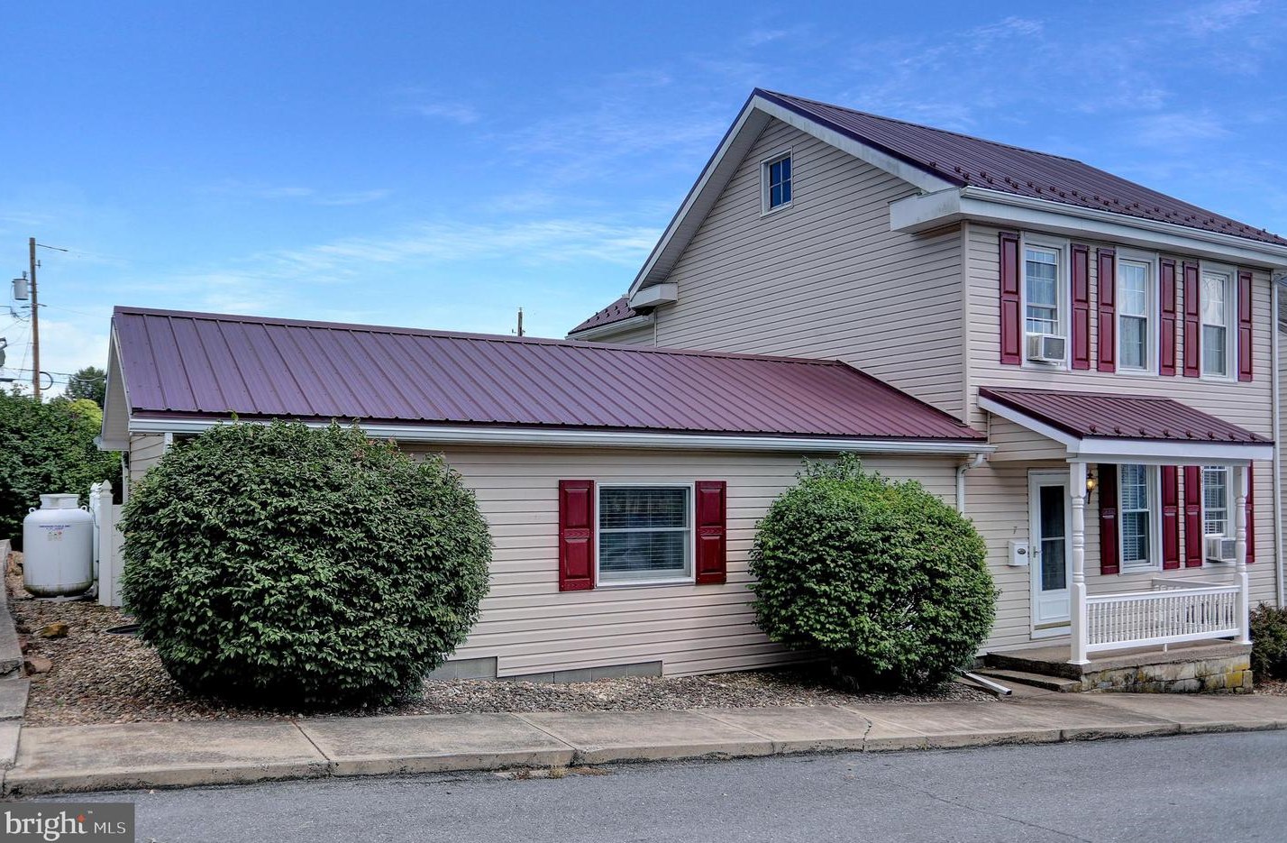 7 4th St, East Salem, PA 17059-1206