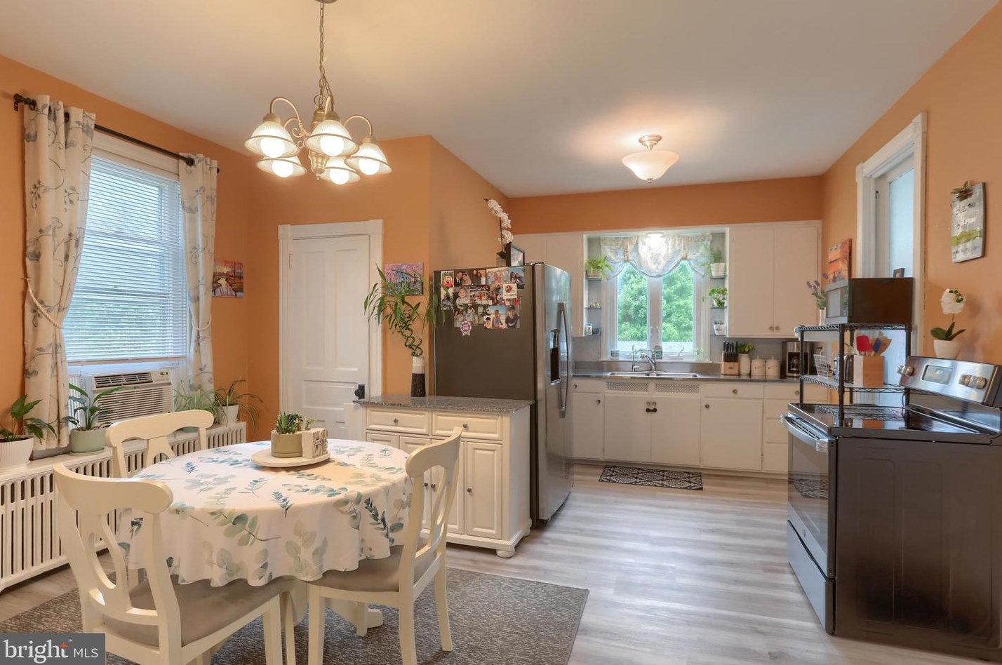 5989 Pine St, East Petersburg, PA 17520-1528