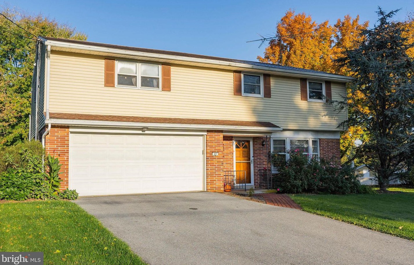 42 Wolf Rd, Akron, PA 17501-1246
