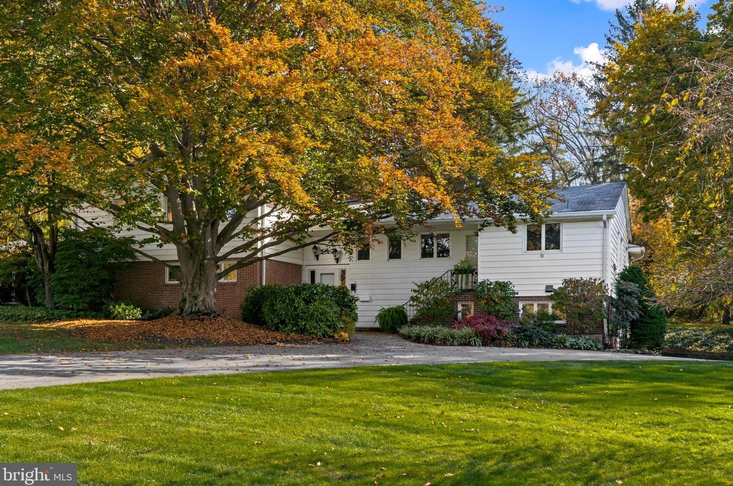 1530 Hillcrest Rd, Lancaster, PA 17603