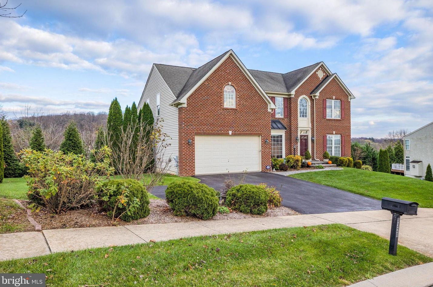 5320 Countryside Dr, New Milltown, PA 17535-9618