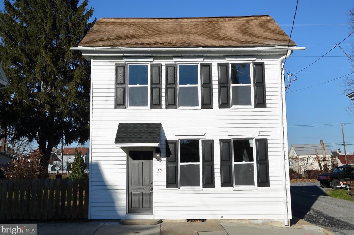 37 W Donegal St, Mount Joy, PA 17552