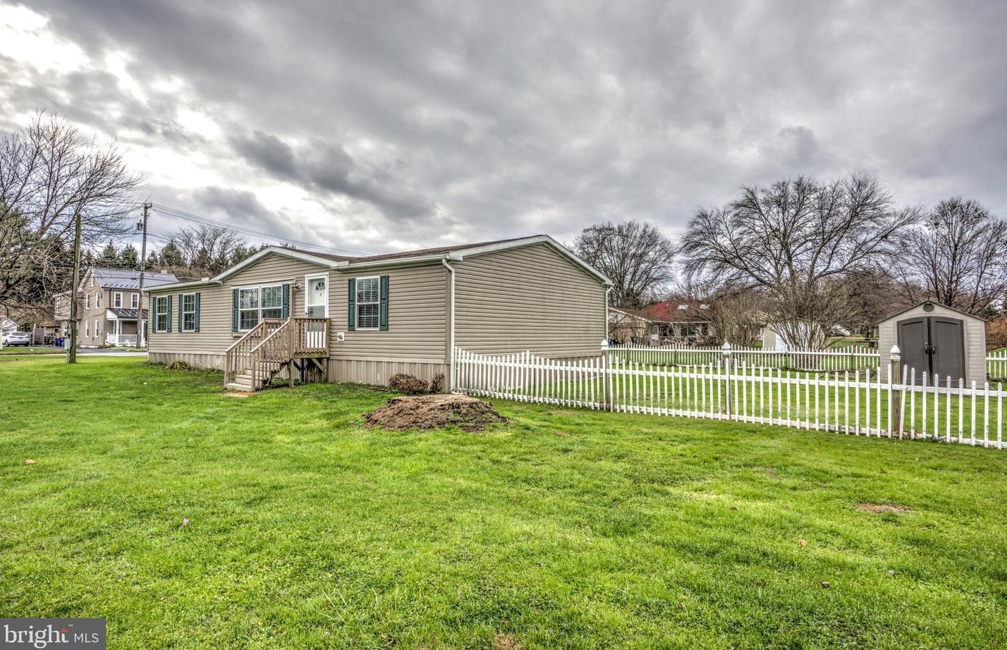21 W Main St, Brownstown, PA 17508