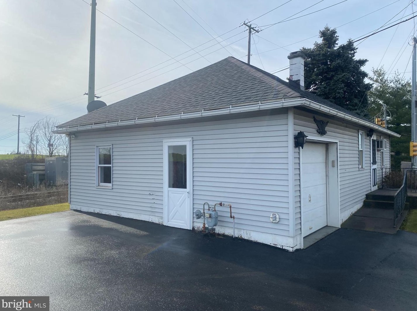 68 Horseshoe Rd, Bareville, PA 17540