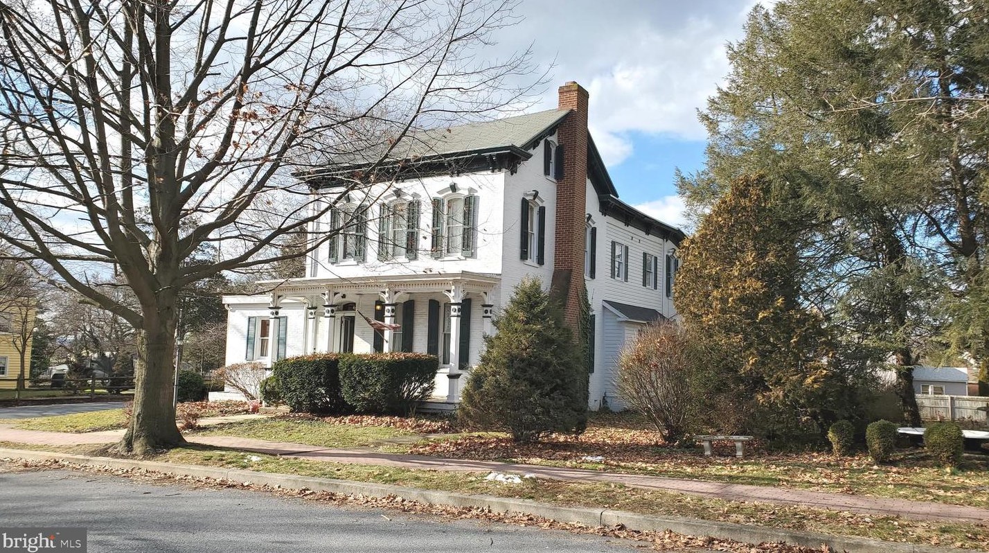 25 W High St, Marietta, PA 17547