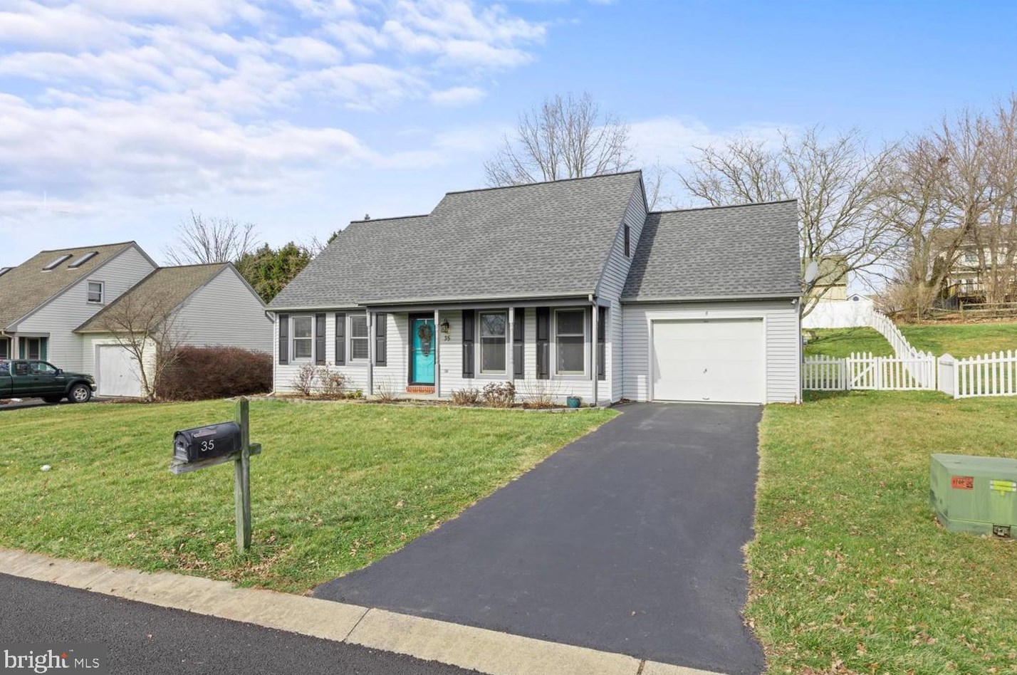 35 Village Spring Ln, Swartzville, PA 17569