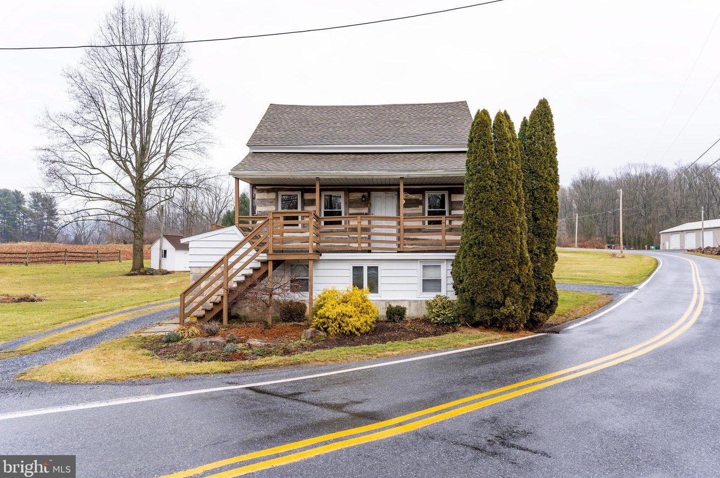 631 W Swartzville Rd, Swartzville, PA 17569