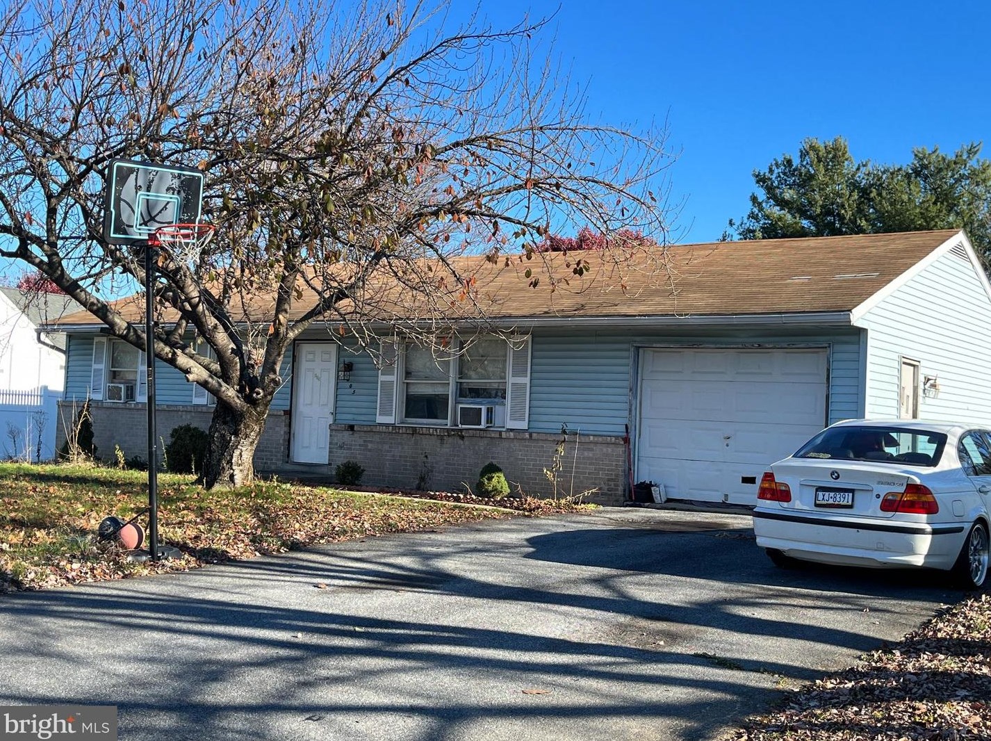 805 Lakeview Dr, Lancaster PA  17601-6605 exterior