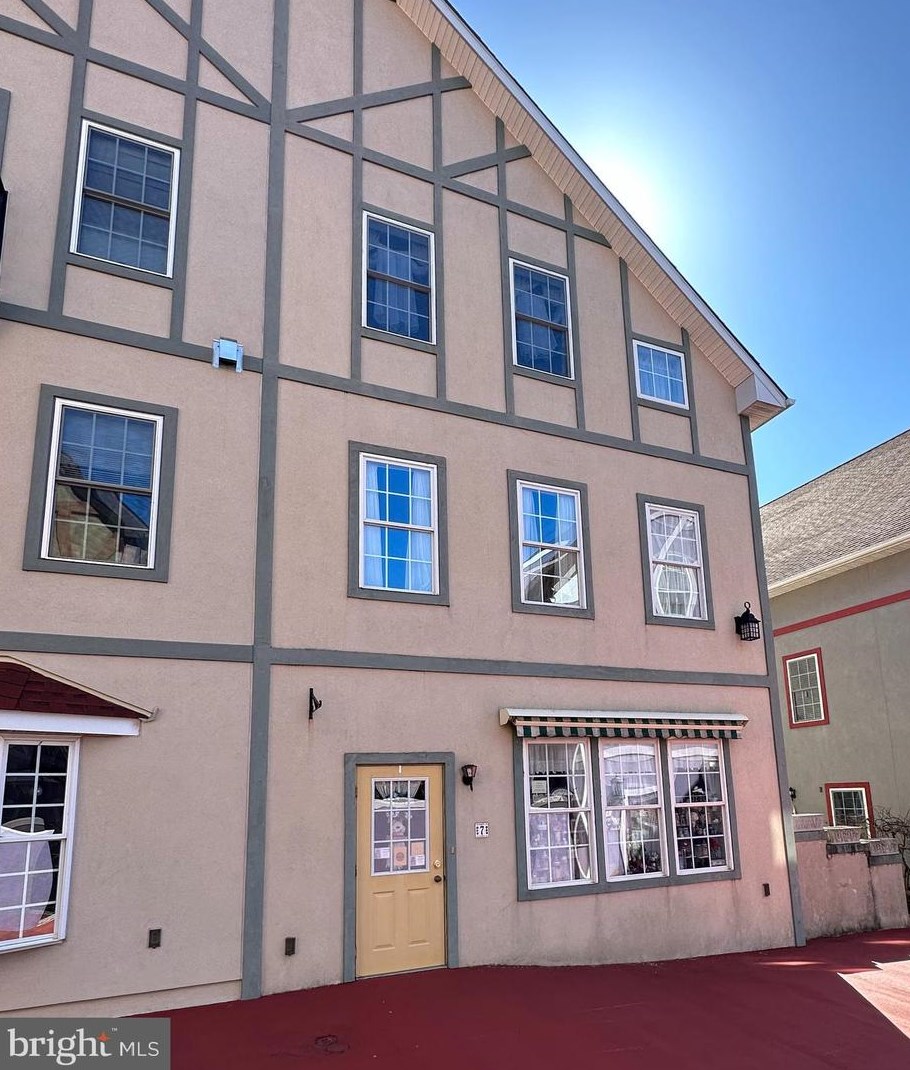 7 N Village Cir, Swartzville, PA 17569