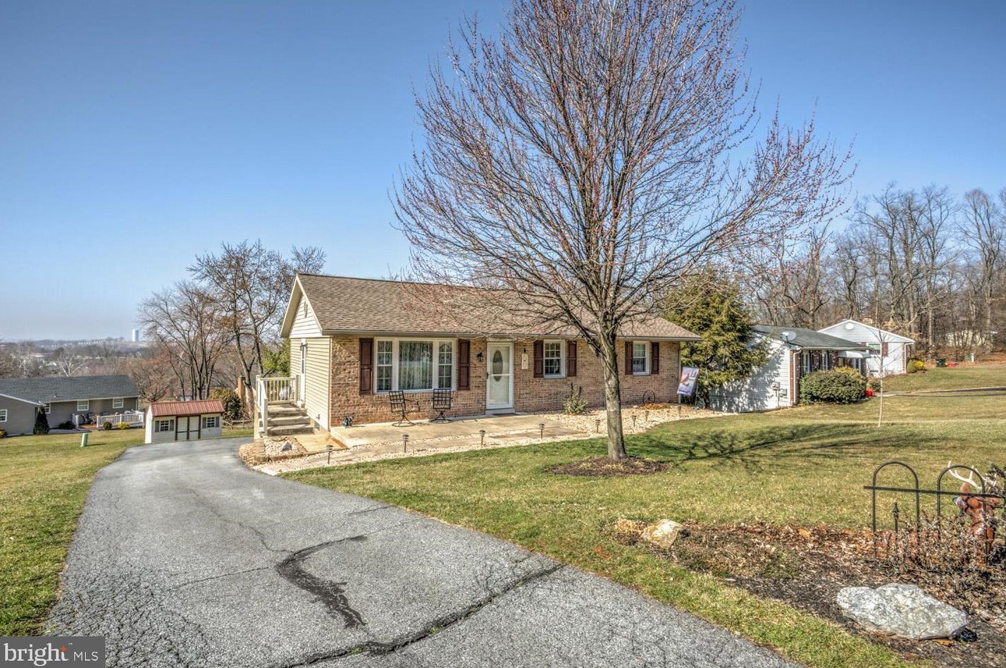 4 Beachwood Dr, Schoeneck, PA 17578