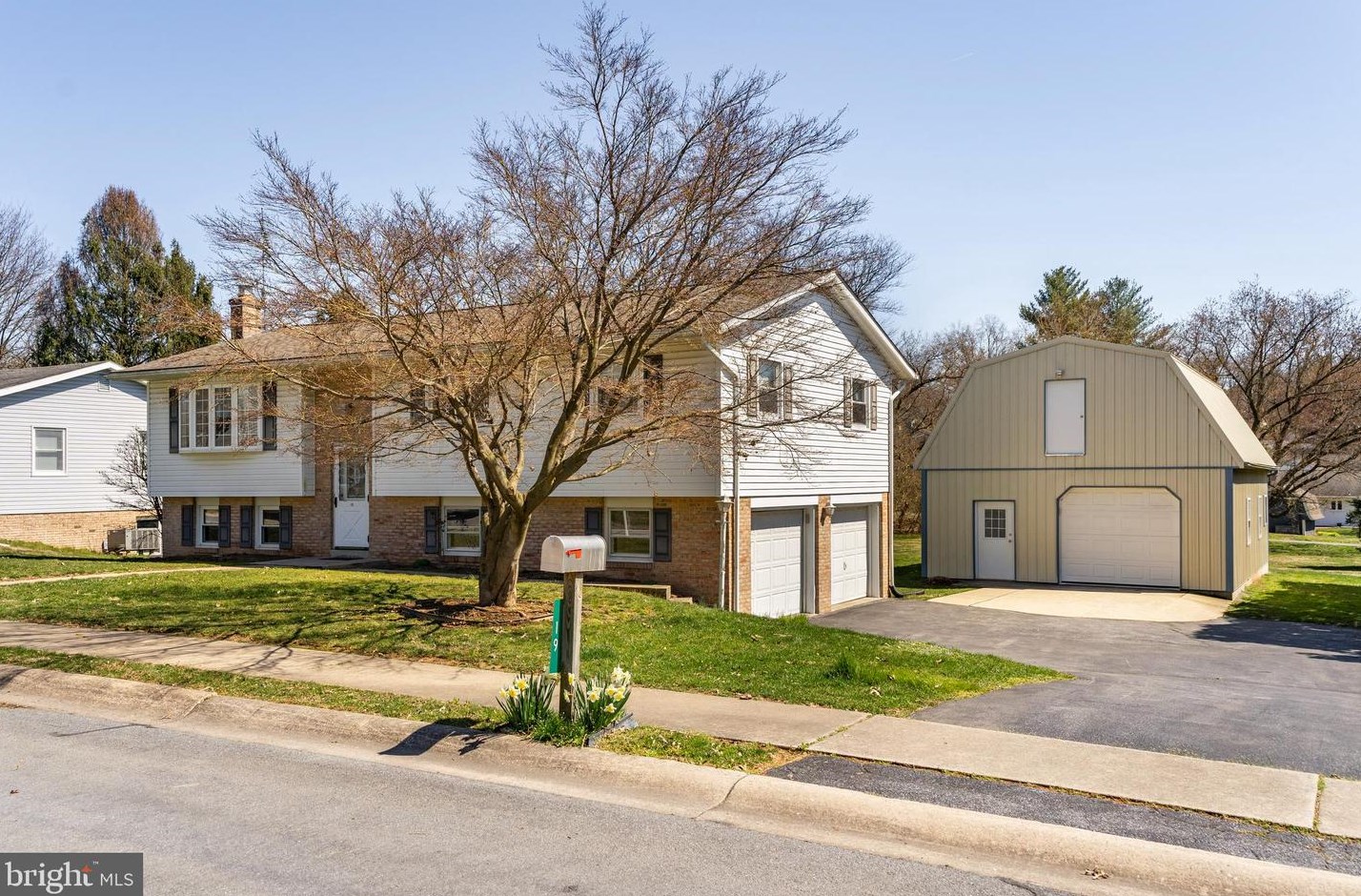 19 Crestview Dr, Akron, PA 17501-1107