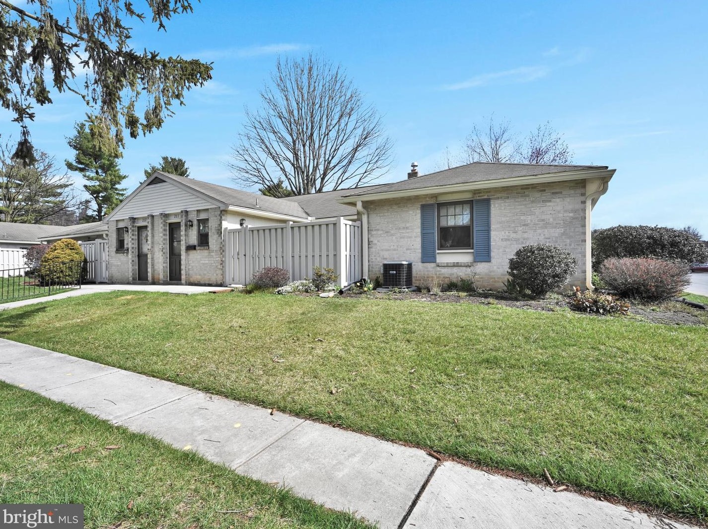 203 Valleybrook Dr, Lancaster, PA 17601