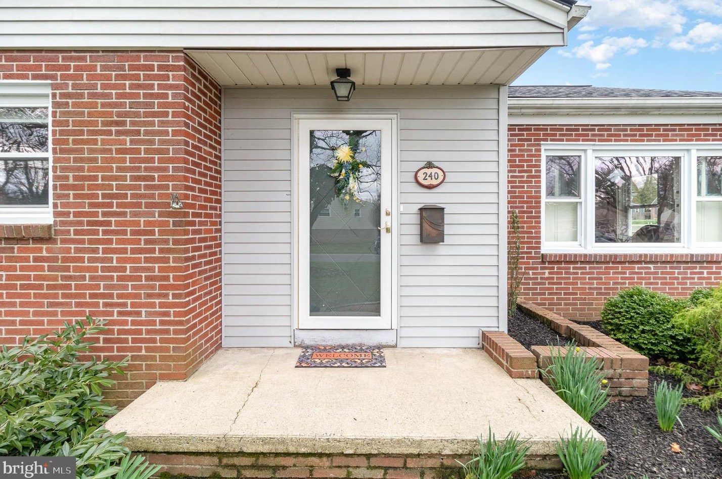 240 Cooper Ave, Landisville, PA 17538-1716