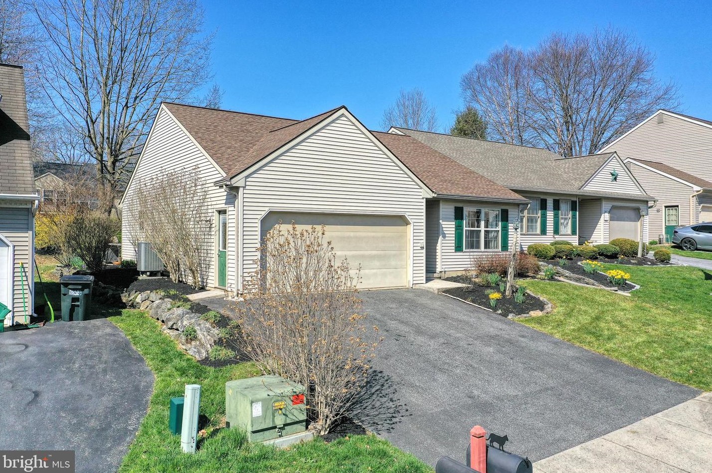 30 Mill Pond Dr, Lancaster, PA 17603