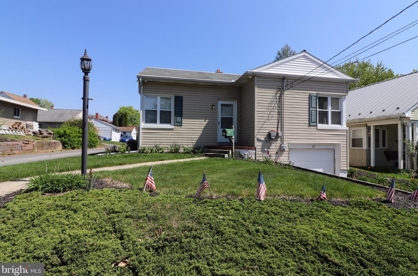 17 6th St, Akron, PA 17501-1335