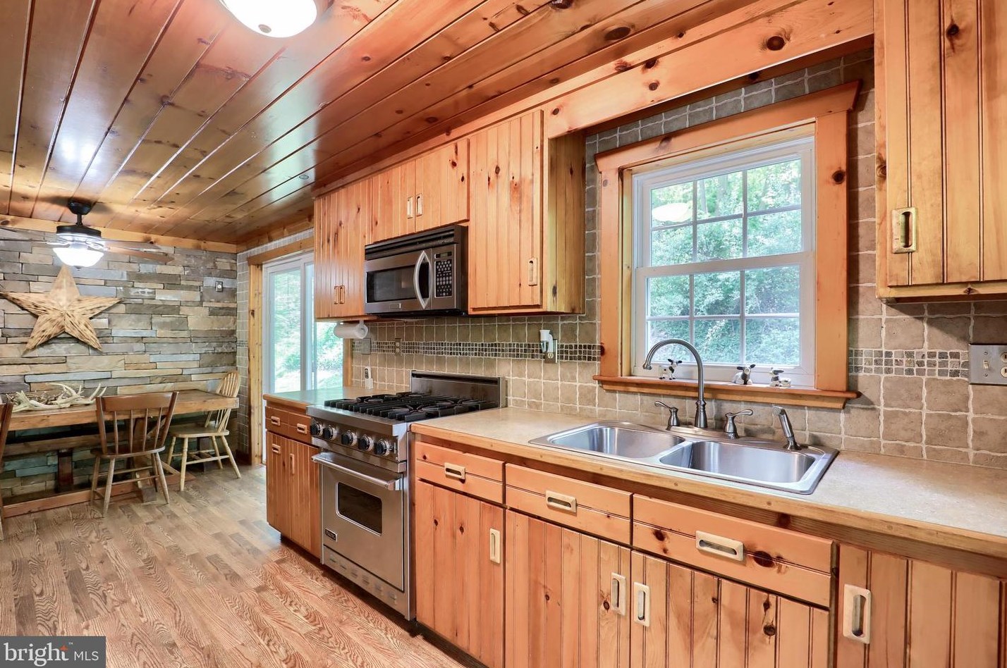 682 River Rd, Pequea, PA 17565-9777