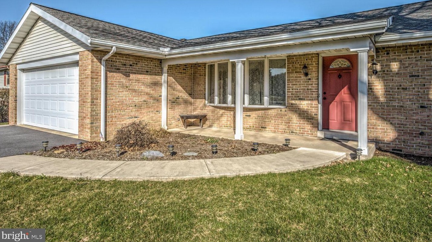 154 Scenic View Dr, Ephrata, PA 17522