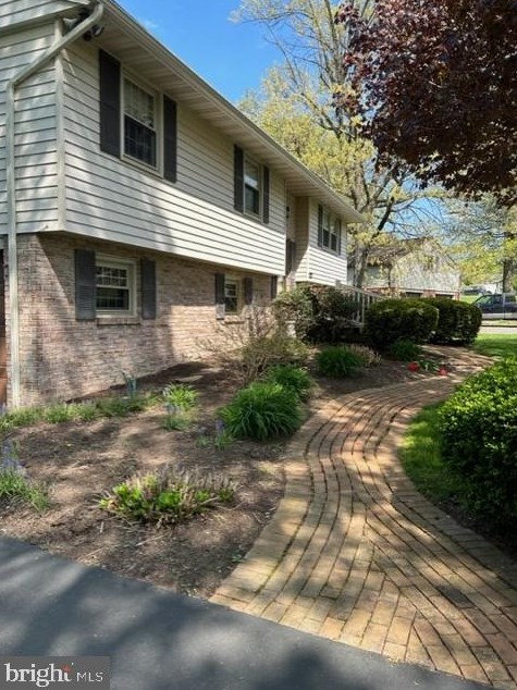 42 Meadow View Dr, Bareville, PA 17540-1624