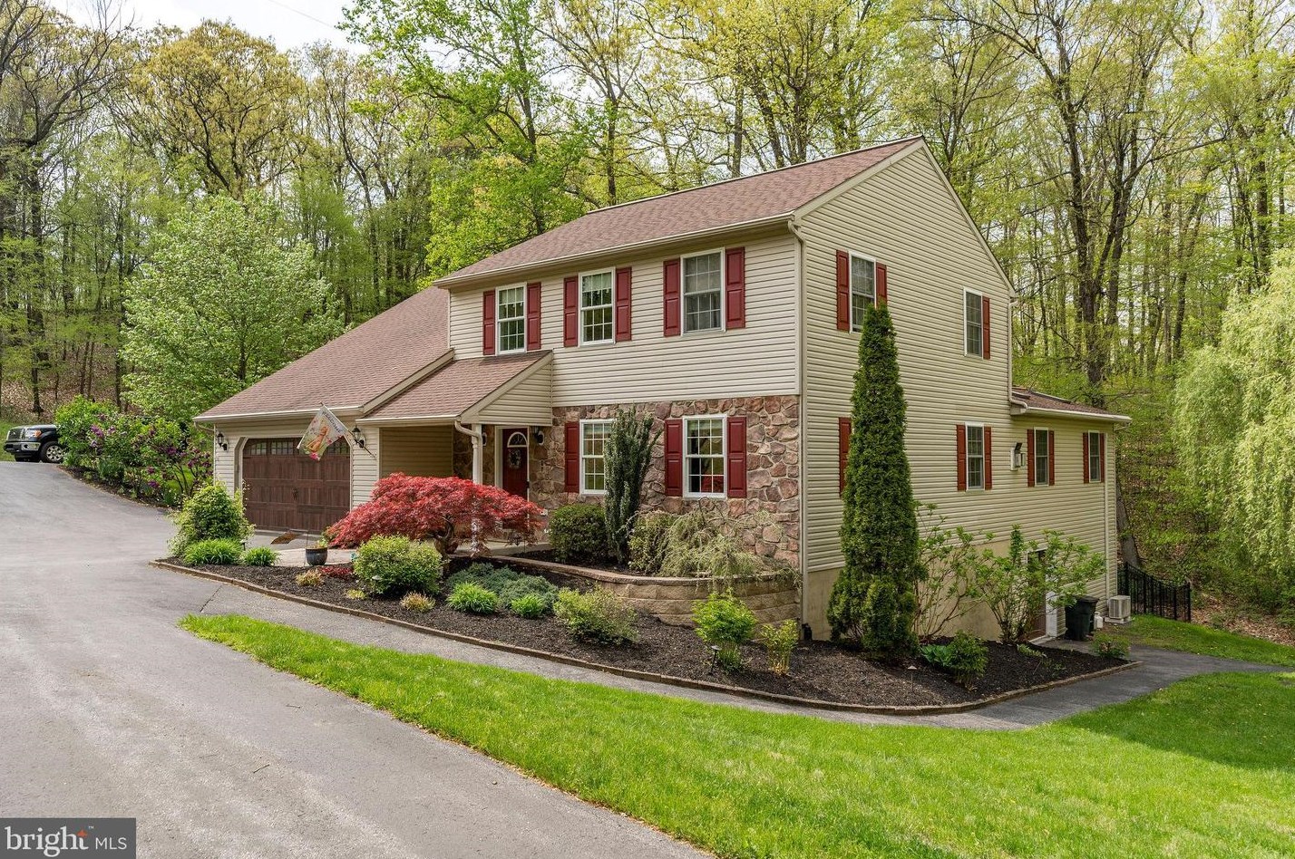 945 Swamp Church Rd, Swartzville, PA 17569