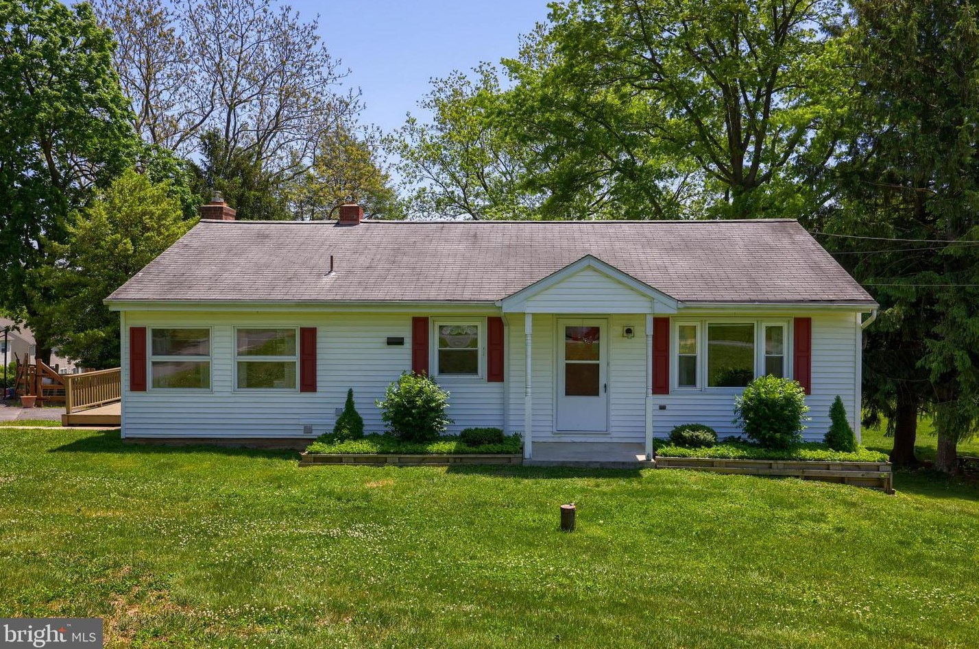 2450 Honeysuckle Ln, Lancaster, PA 17603