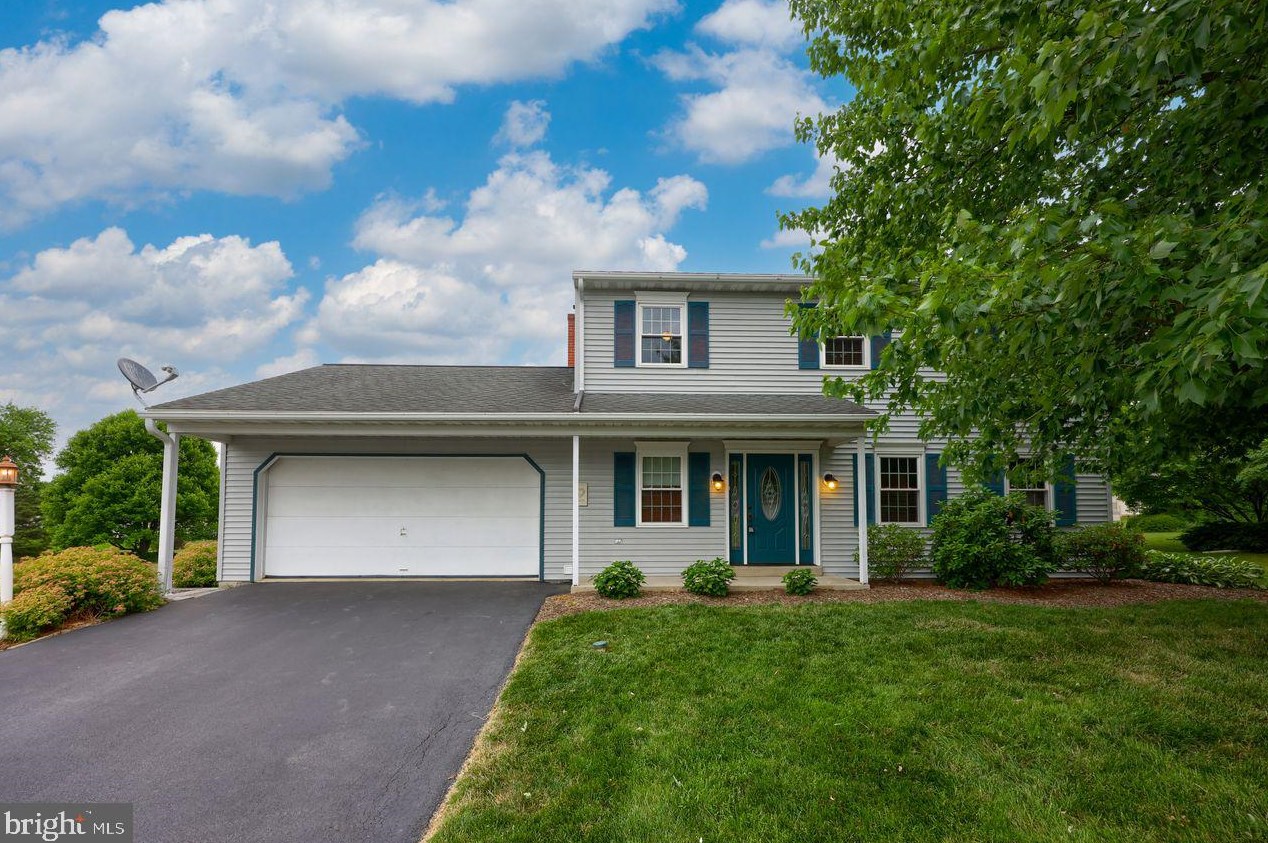 27 Meadow View St, Akron, PA 17501-1645