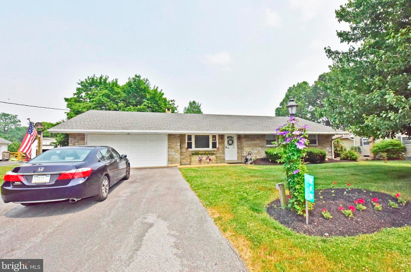 215 Shenk Ave, Edisonville, PA 17579-1415