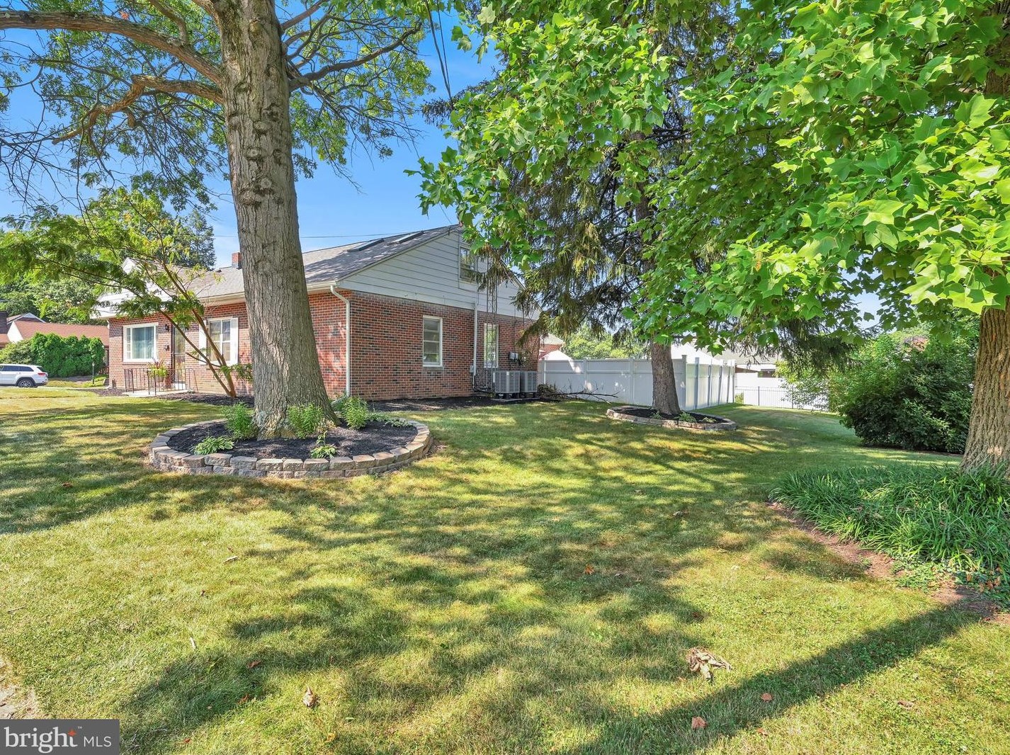 130 10th St, Akron, PA 17501-1500