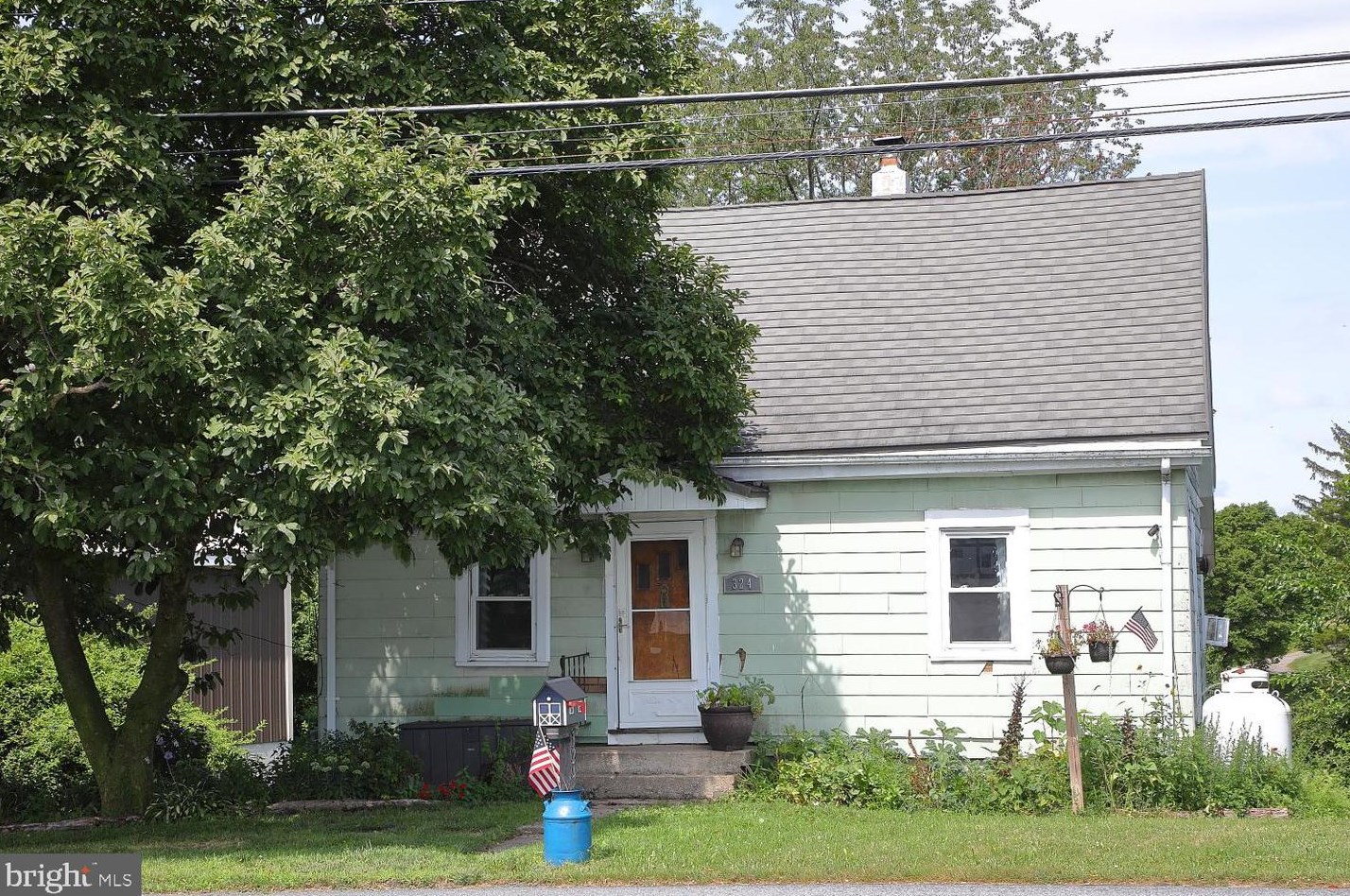 324 7th St, Akron, PA 17501-1465