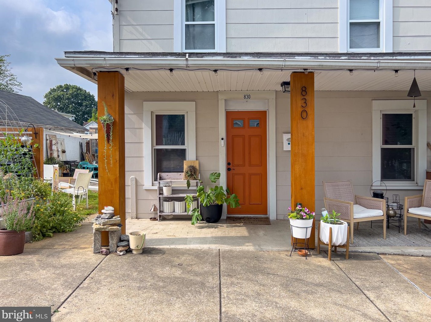 830 Broad St, Akron, PA 17501-1305