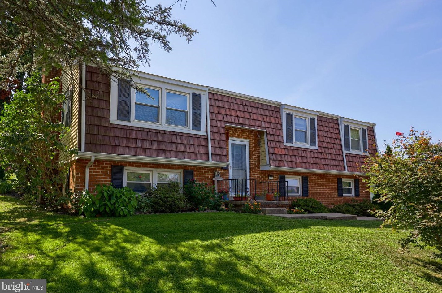 135 Pleasant View Dr, Edisonville, PA 17579-1323