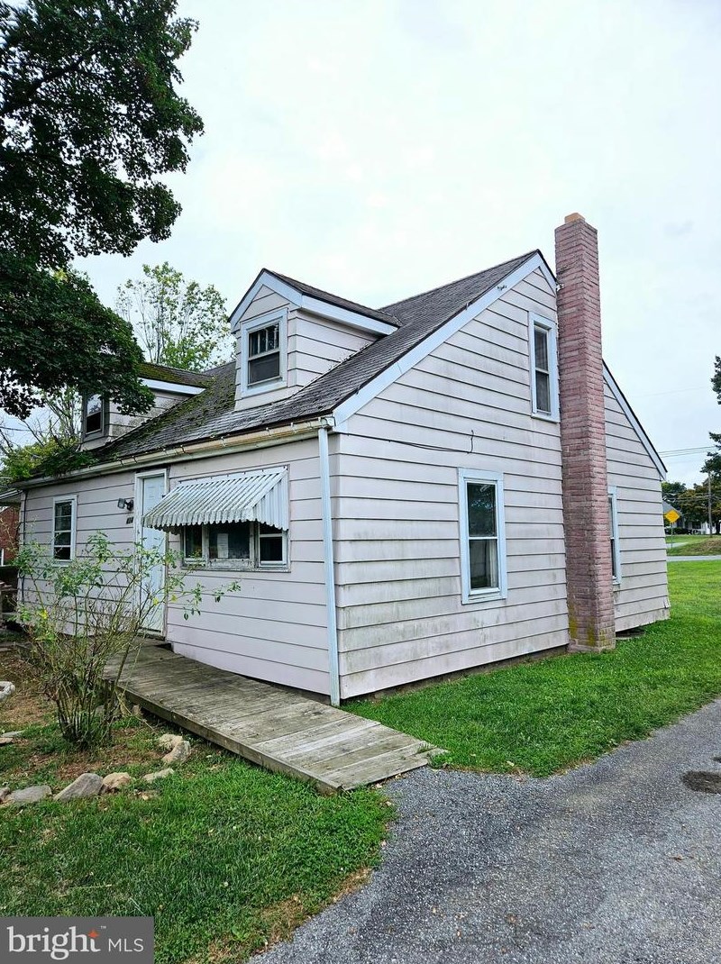 414 7th St, Akron, PA 17501-1467