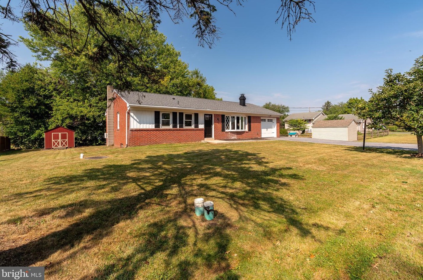 32 Amanda Ave, Bareville, PA 17540-1903