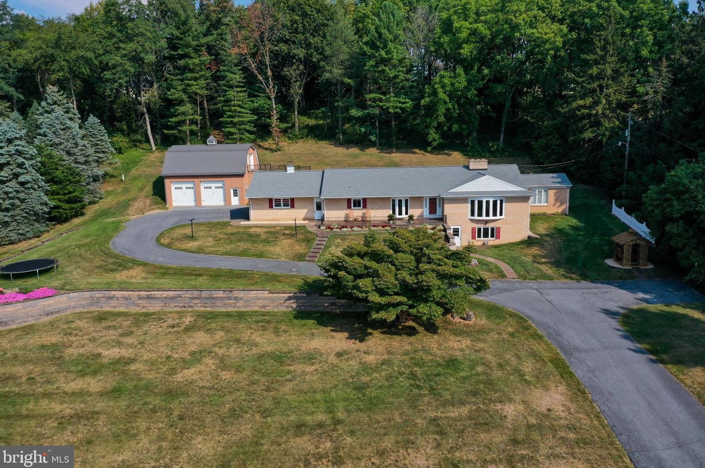 175 Durlach Hill Rd, Schoeneck, PA 17578