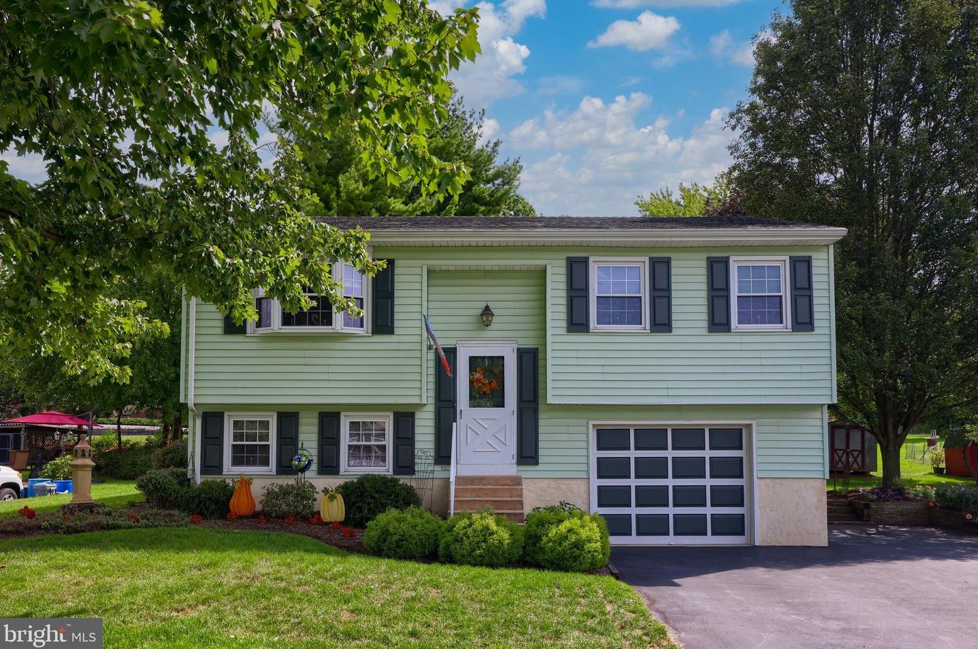 100 Hertzog Dr, Bareville, PA 17540-1509
