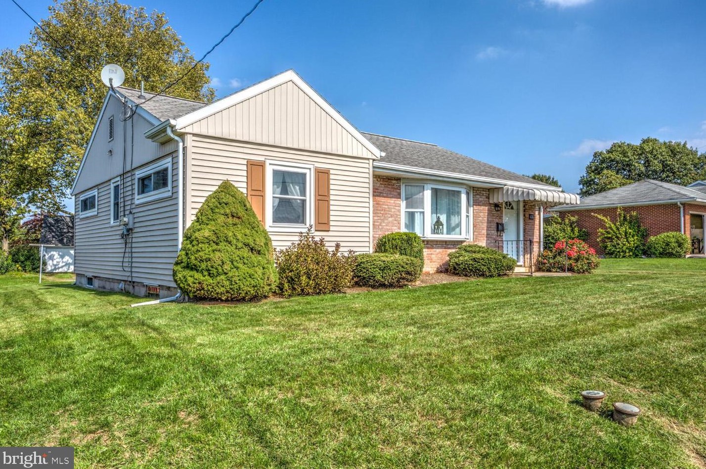 433 End Ave, Akron, PA 17501-1216