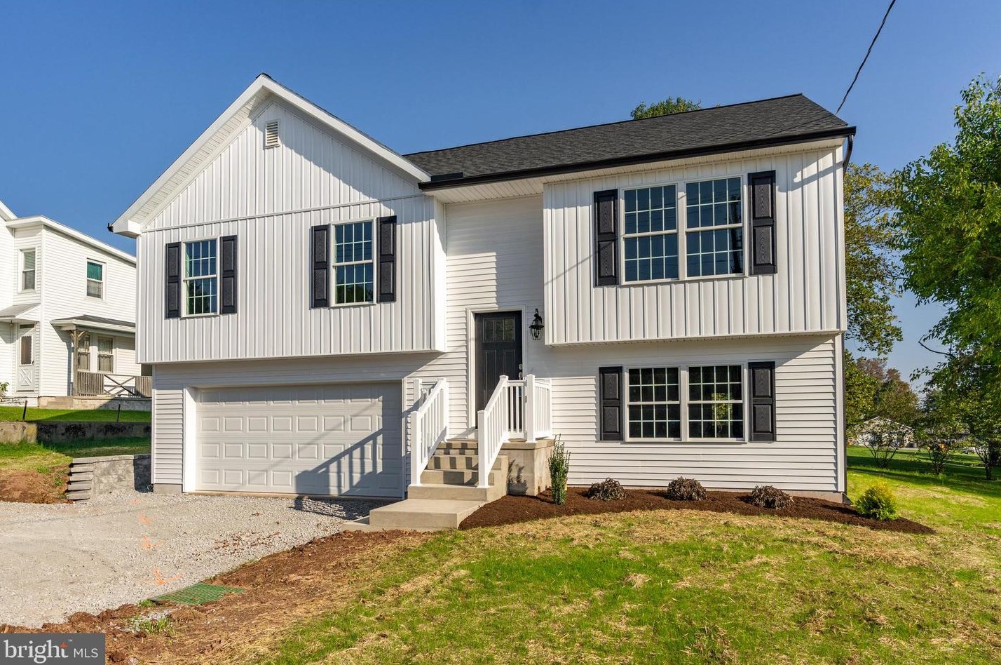 10 Vine St, Cedar Lane, PA 17519