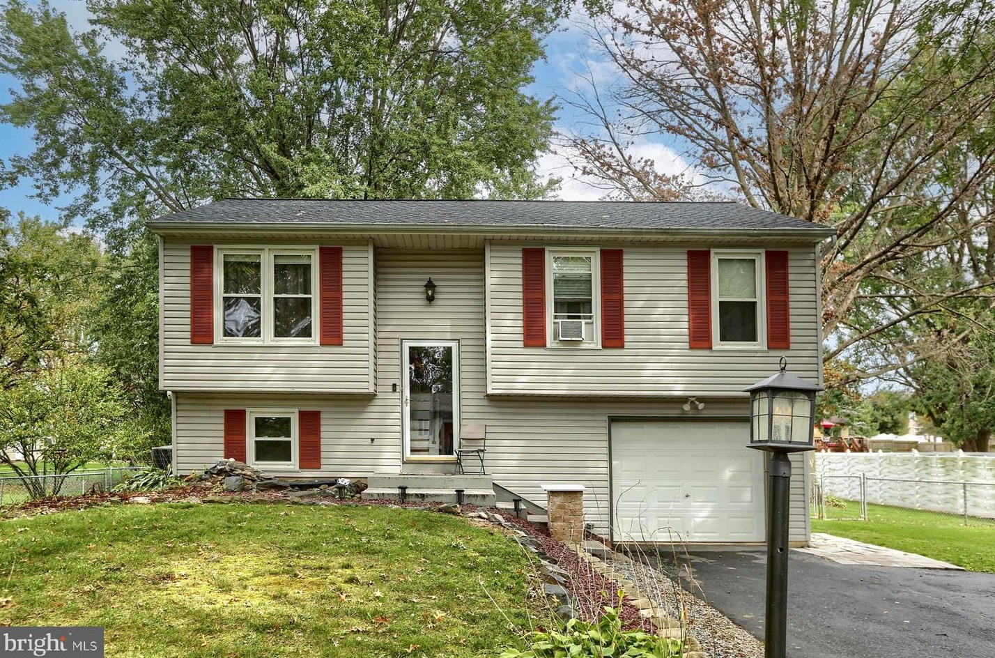 405 Holly Ann Dr, Landisville, PA 17538-1038